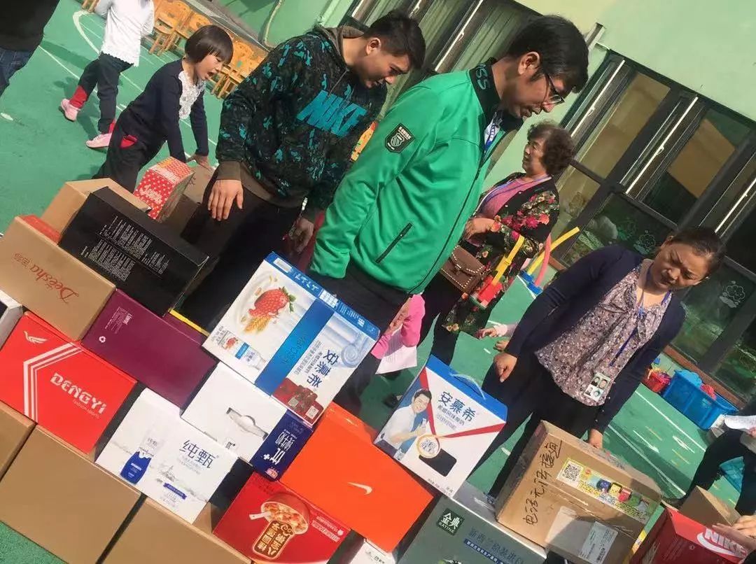 菲尼克斯太阳训练开放日；关键时刻官宣签约引欢呼；亚冠在即；高层口径保持一致的简单介绍