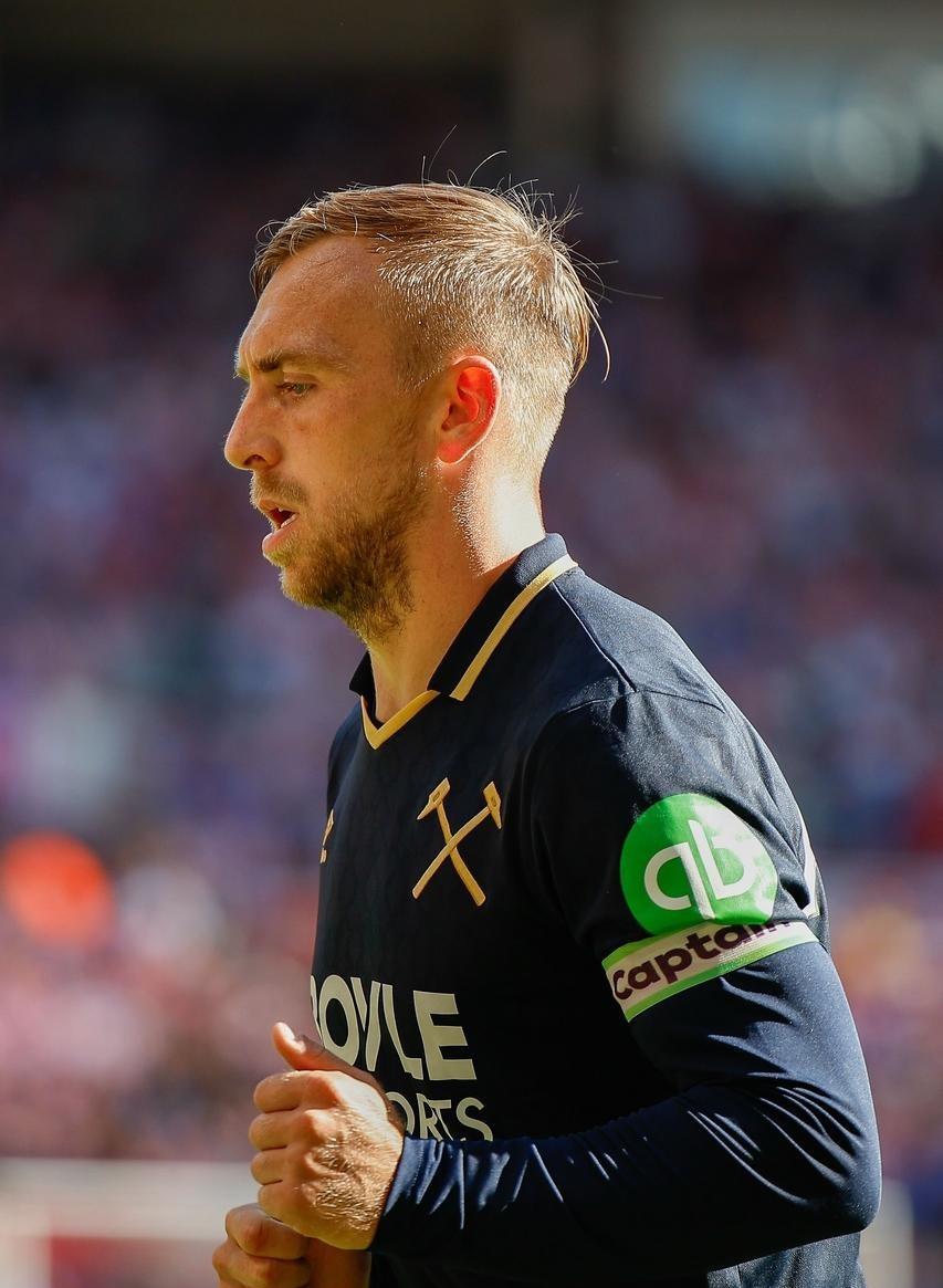 九游体育下载-转折点！上海海港防线松动，英超集结日攻防权衡，球迷炸锅，训练强度明显提升的简单介绍